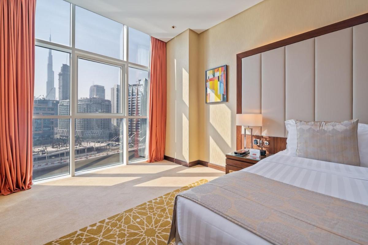 Modern 1br Canal & Burj View & Pool & Gym Access * Dubai