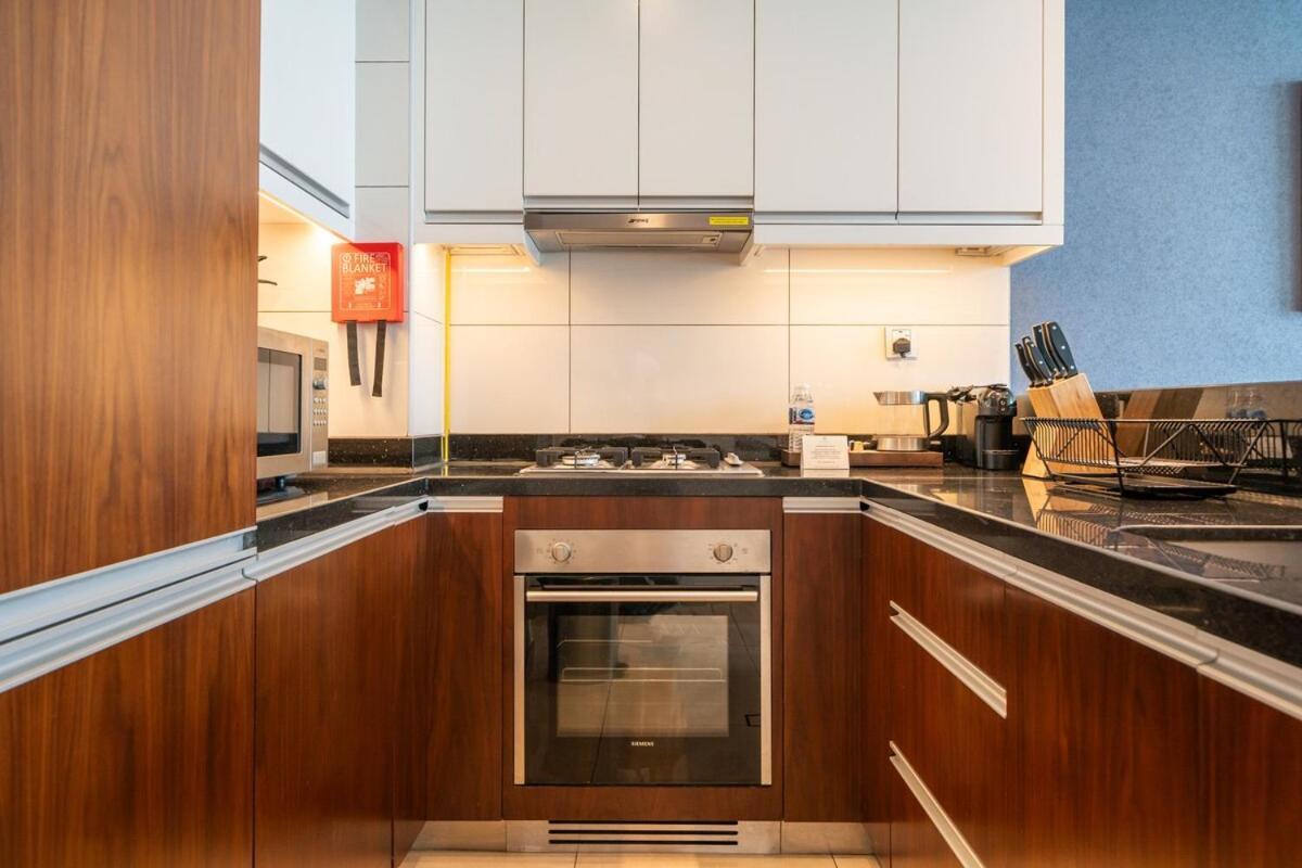 Modern 1br Canal & Burj View & Pool & Gym Access Dubai