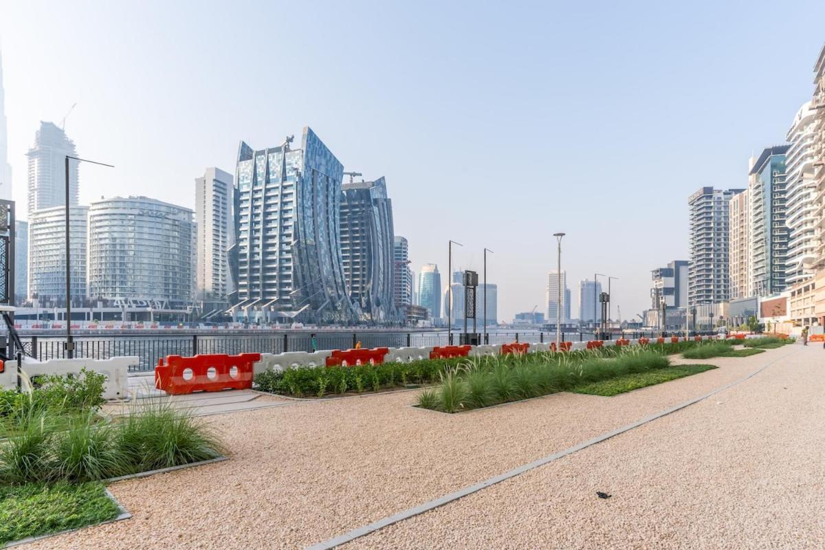 Apartment Modern 1br Canal & Burj View & Pool & Gym Access *