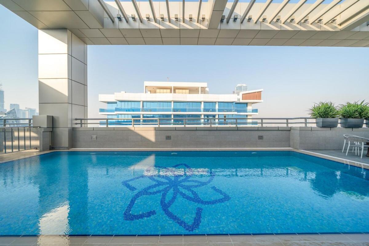 Modern 1br Canal & Burj View & Pool & Gym Access Dubai