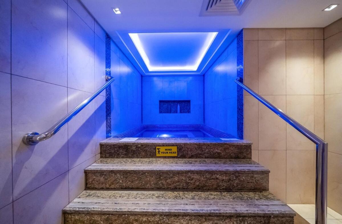 Apartment Modern 1br Canal & Burj View & Pool & Gym Access