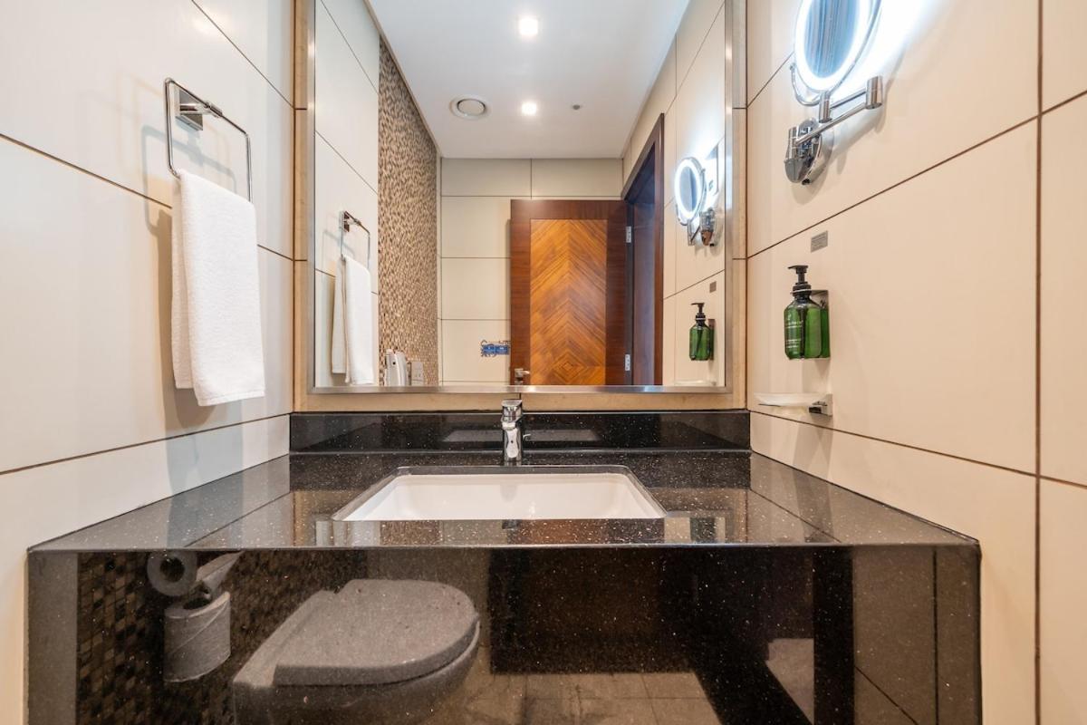 Modern 1br Canal & Burj View & Pool & Gym Access Dubai