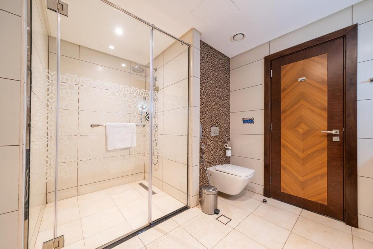 Apartment Modern 1br Canal & Burj View & Pool & Gym Access