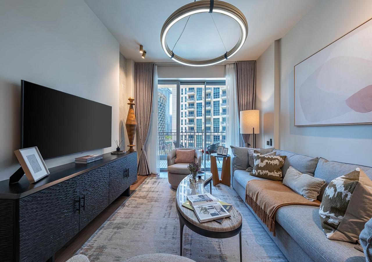 Stunning 1 Br Walk To Burj Khalifa & Mall Apartment Dubai