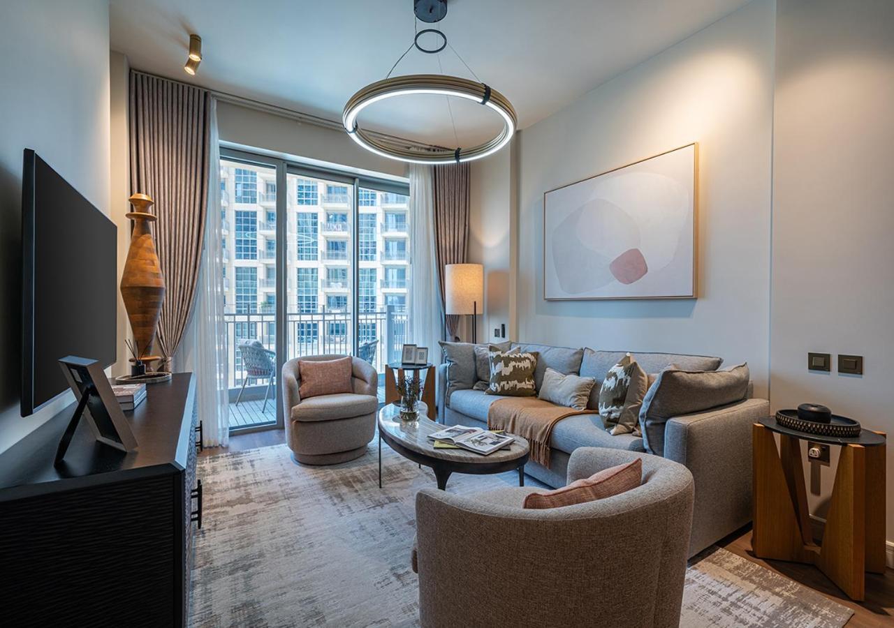 Stunning 1 Br Walk To Burj Khalifa & Mall Apartment *