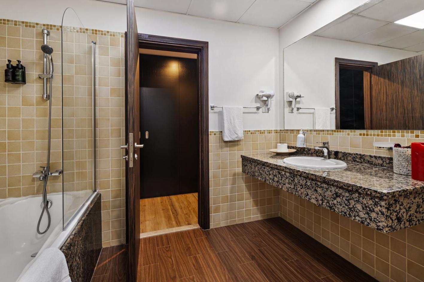 Stunning 5 1 Bedroom On Jbr With Marina View On High Floor Maid's Room, Near Mall, Metro & Cinemas - By Sunkissed Homes Apartment