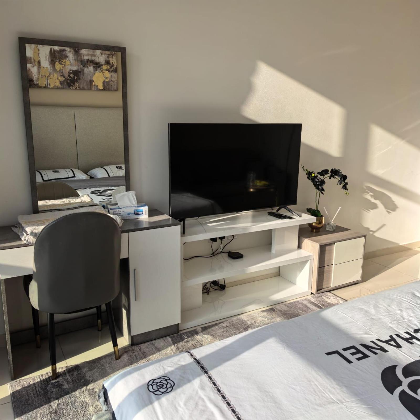 Seven Palm West Apartment *