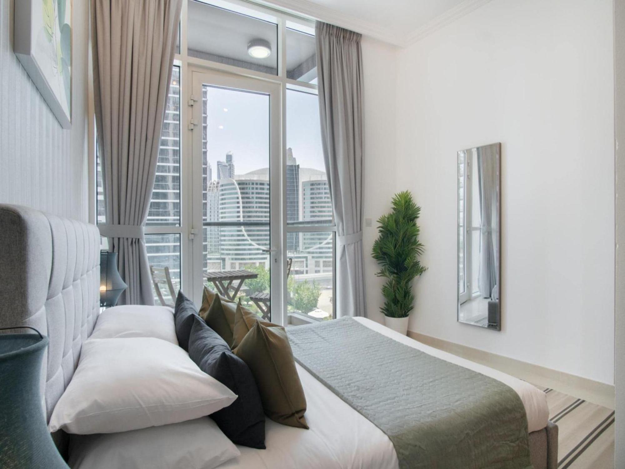 Luxe Near Mall Burj Khalifa Pool Gym Parking Apartment *