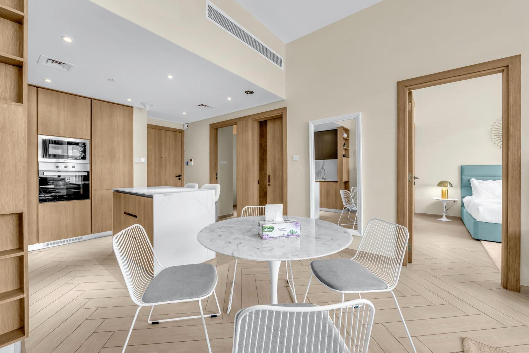 Apartment Waves - Comfortable Jvc With Balcony And Maids *