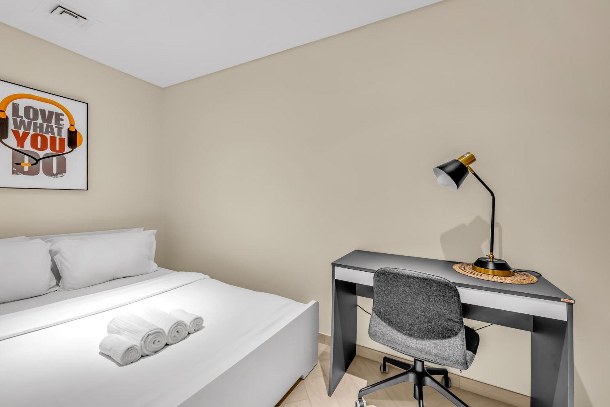 Waves - Comfortable Jvc With Balcony And Maids