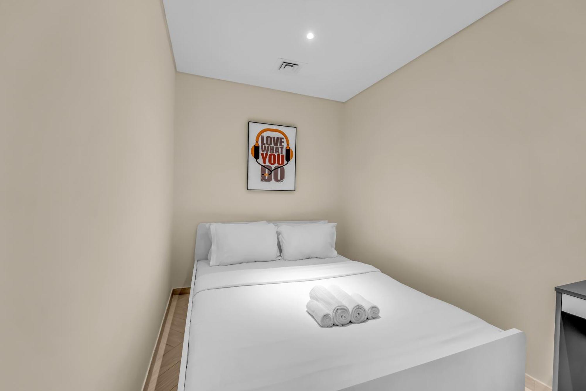 Waves - Comfortable Jvc With Balcony And Maids Dubai