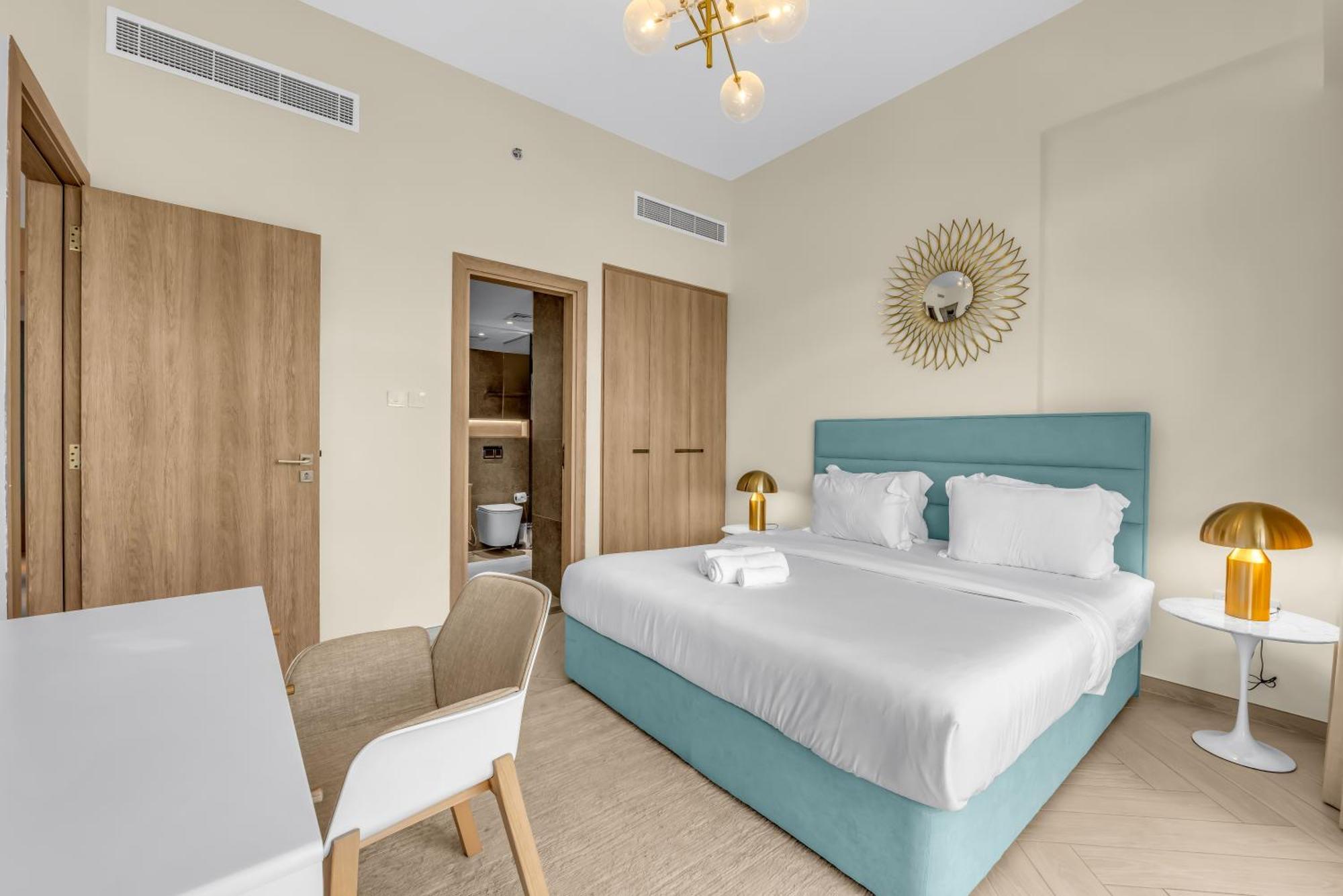 Waves - Comfortable Jvc With Balcony And Maids Apartment