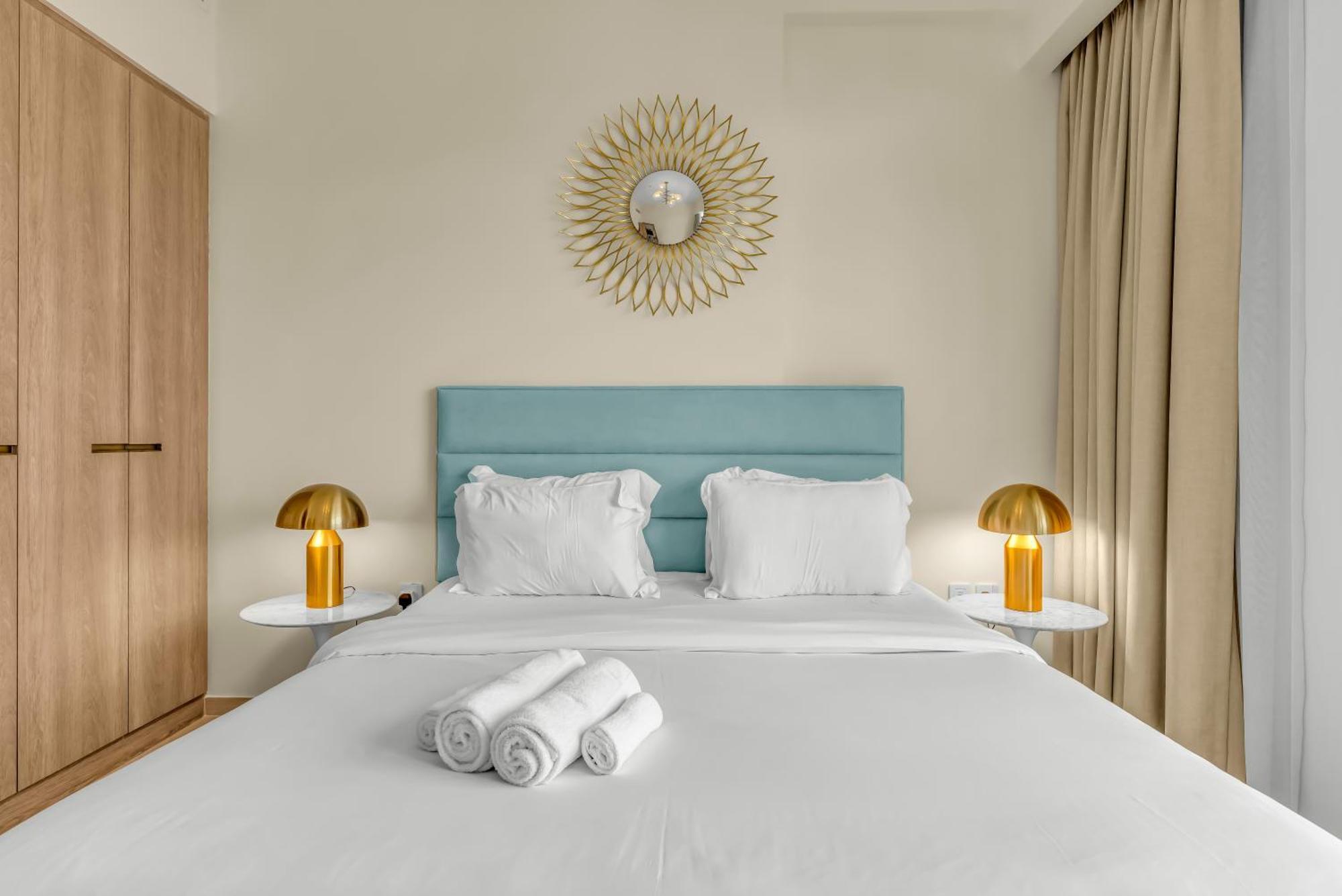 Apartment Waves - Comfortable Jvc With Balcony And Maids *