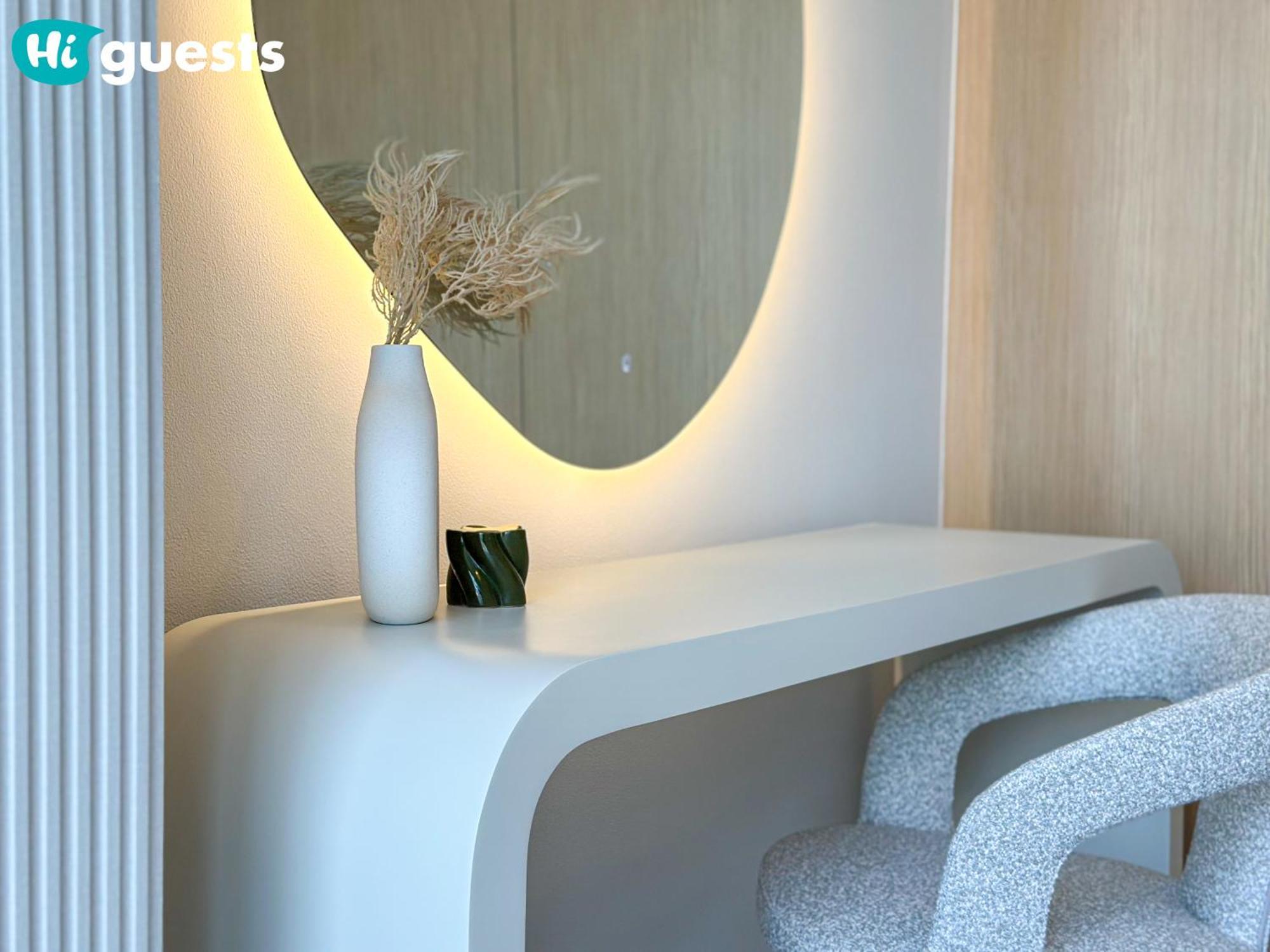 Higuests - Wake Up To Burj Khalifa Views In Stunning 2 Br Dubai