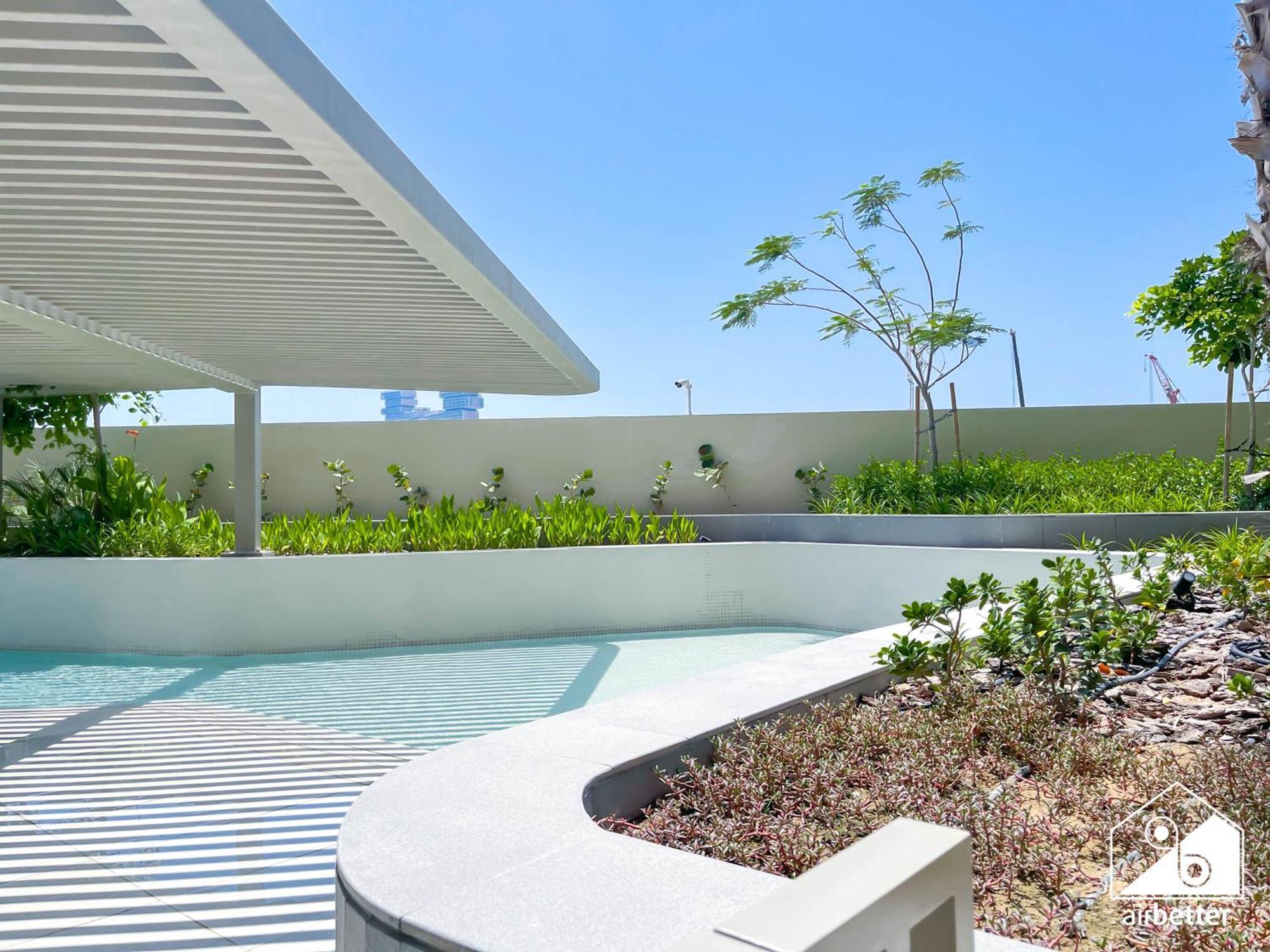 High End 1br Palm Beachfront Pool Access Apartment Dubai