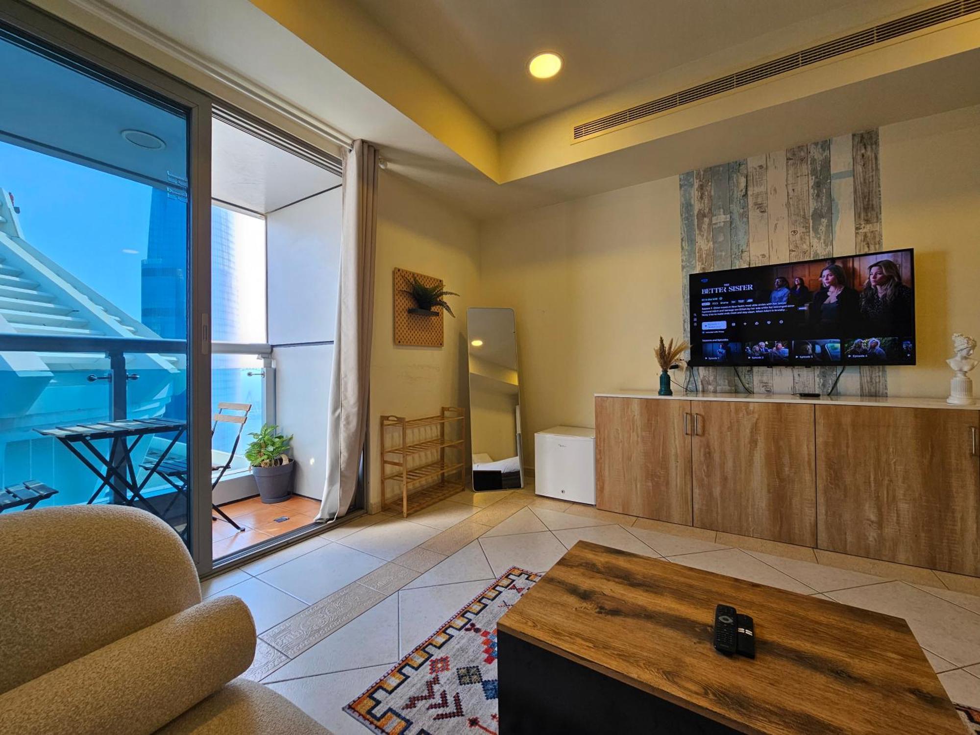 Homestay Super Host At Highest Residential Tower In The World, Private In A Shared *