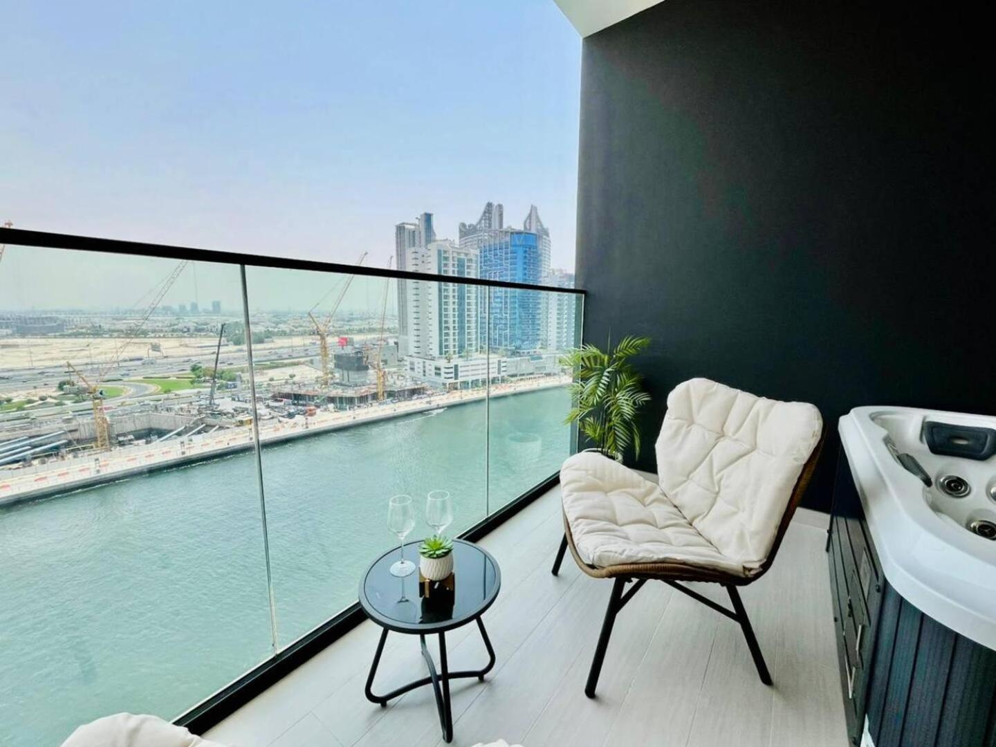 Canal-view Jacuzzi Business Bay * Dubai