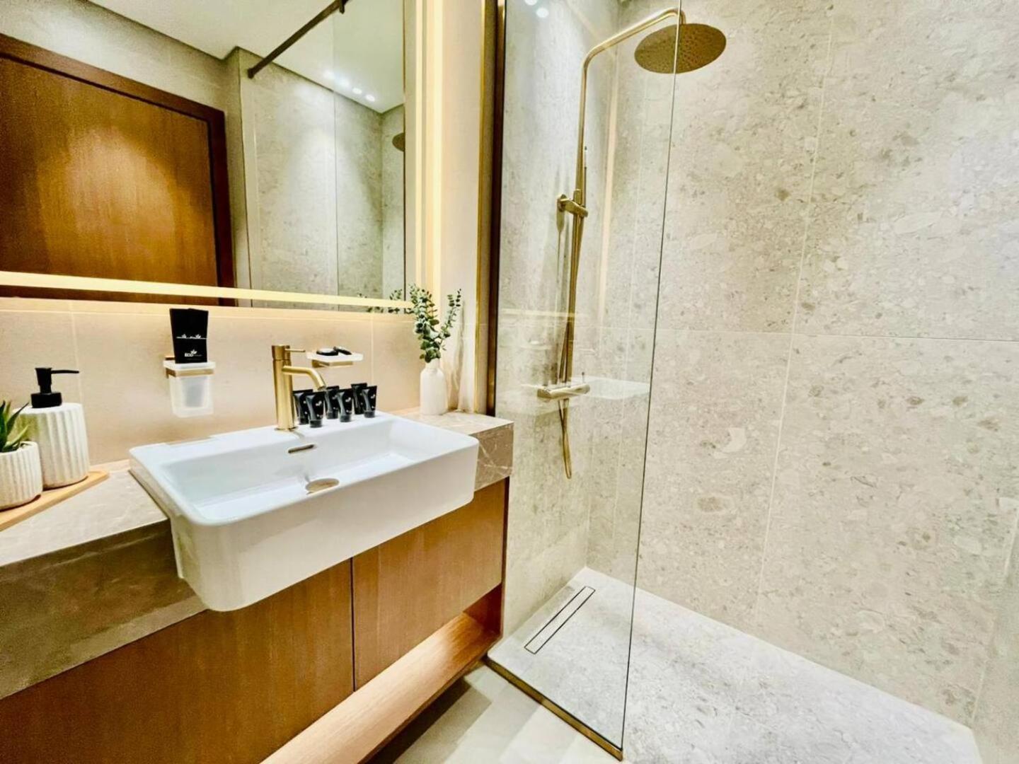 Canal-view Jacuzzi Business Bay Apartment
