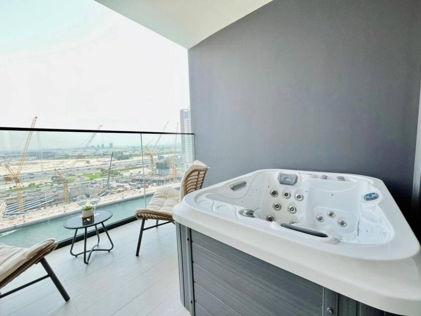 Canal-view Jacuzzi Business Bay