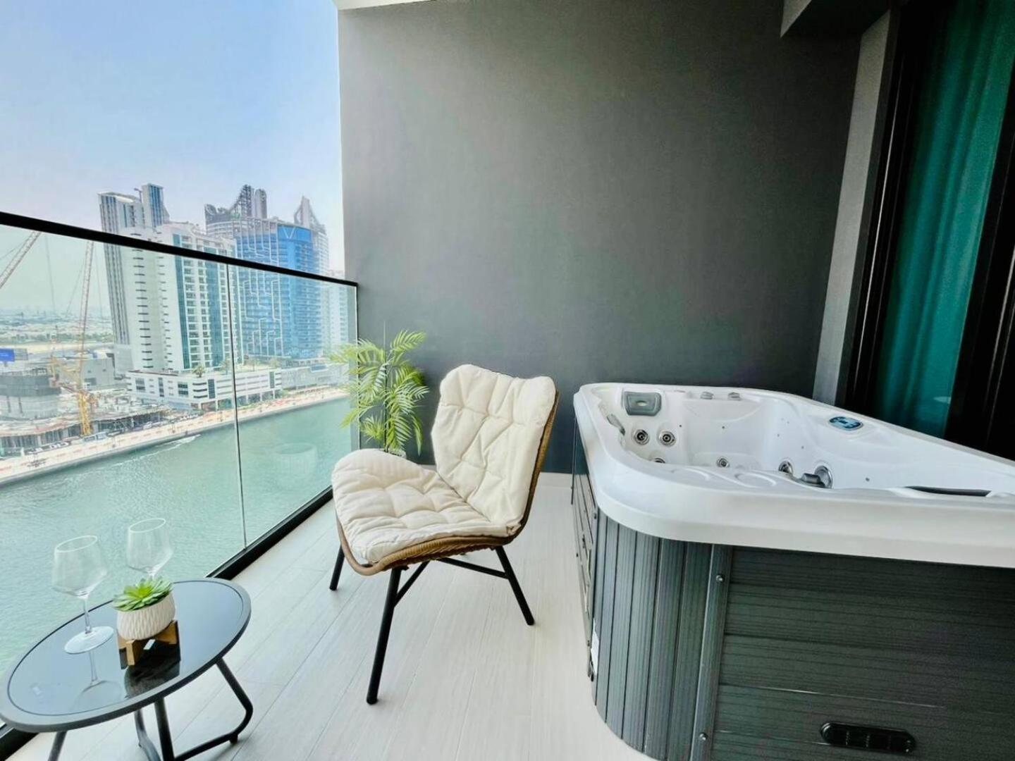 Canal-view Jacuzzi Business Bay Apartment Dubai