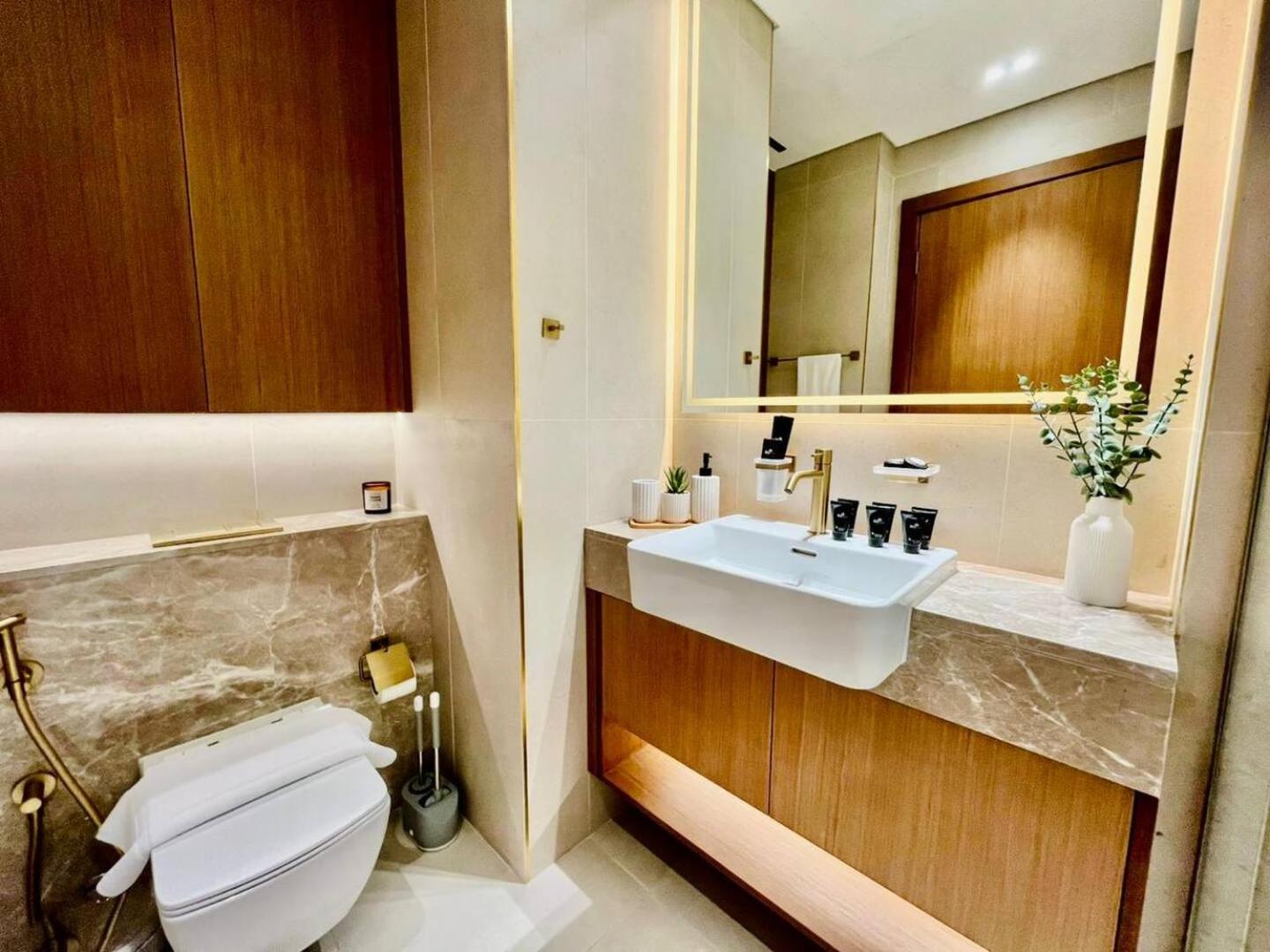 Canal-view Jacuzzi Business Bay Apartment