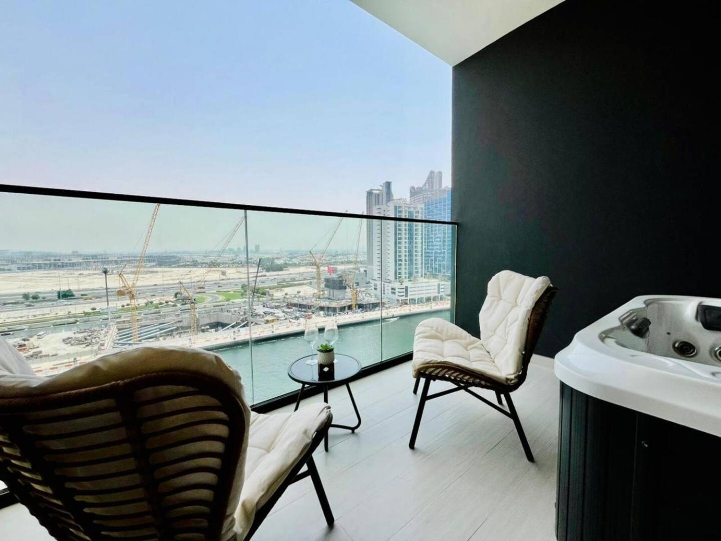 Canal-view Jacuzzi Business Bay Apartment *