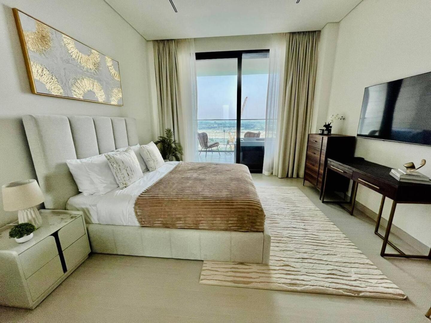 Canal-view Jacuzzi Business Bay Apartment Dubai