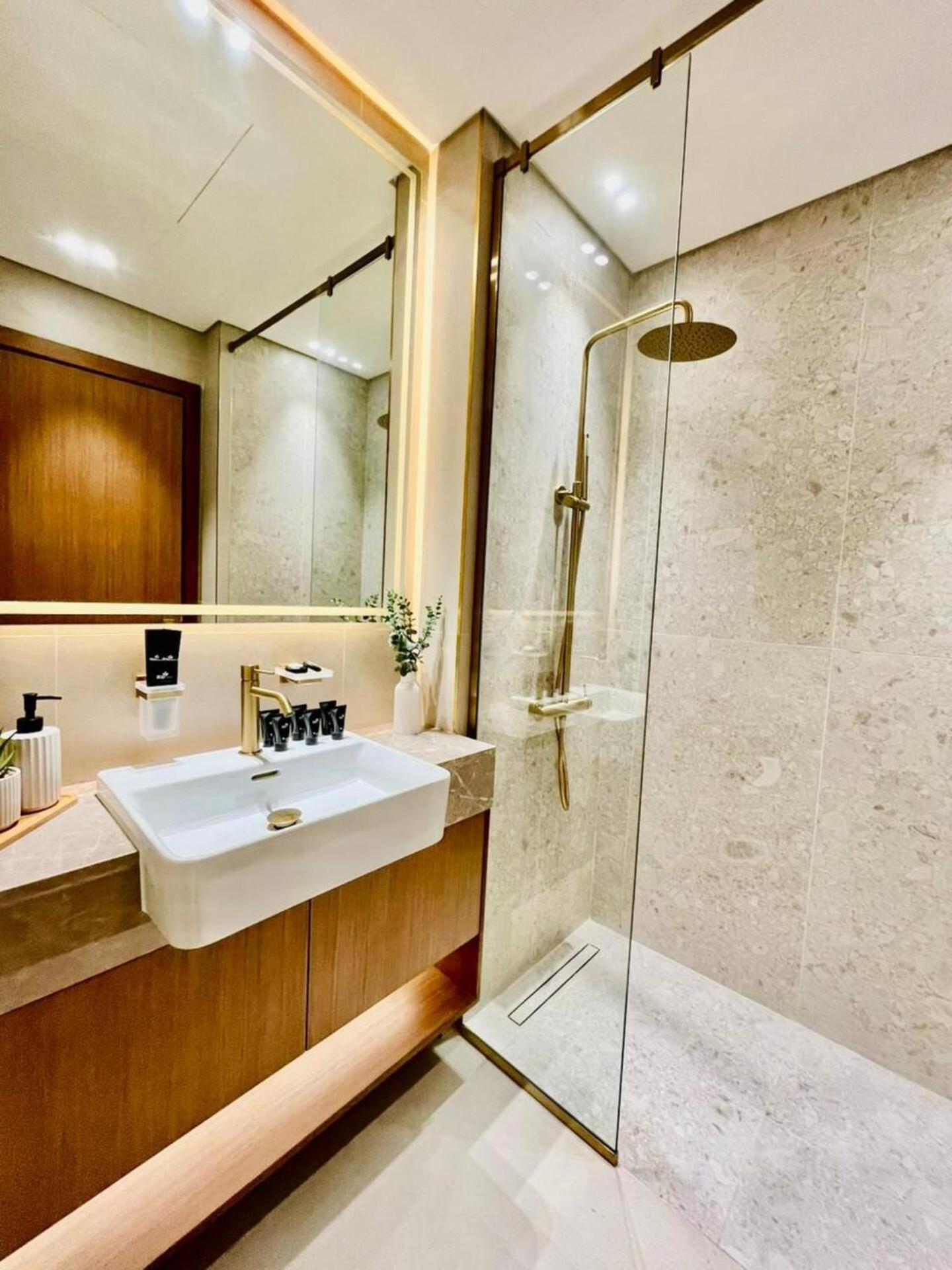 Canal-view Jacuzzi Business Bay Apartment