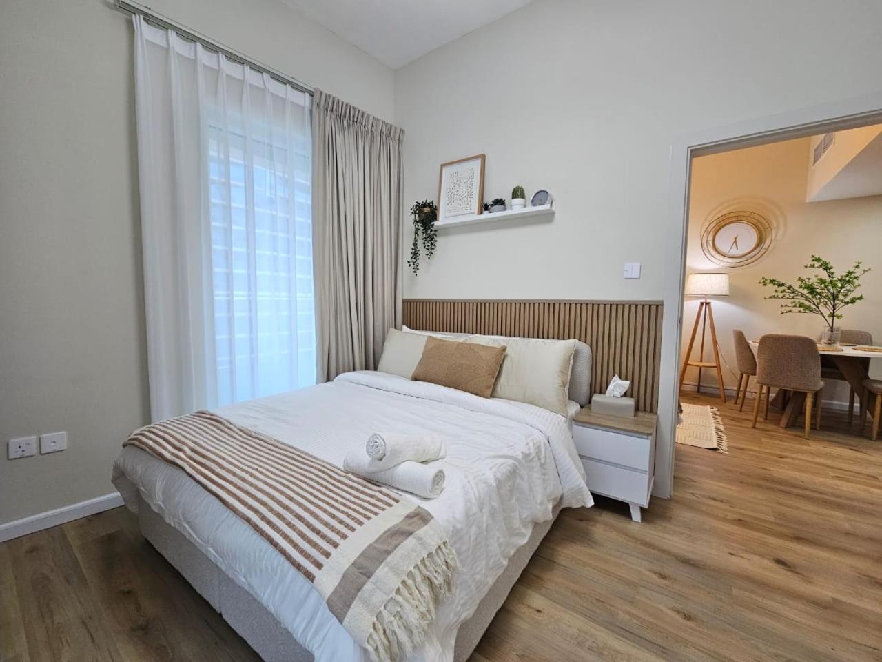 Golden Hour Marina View Apartment Dubai
