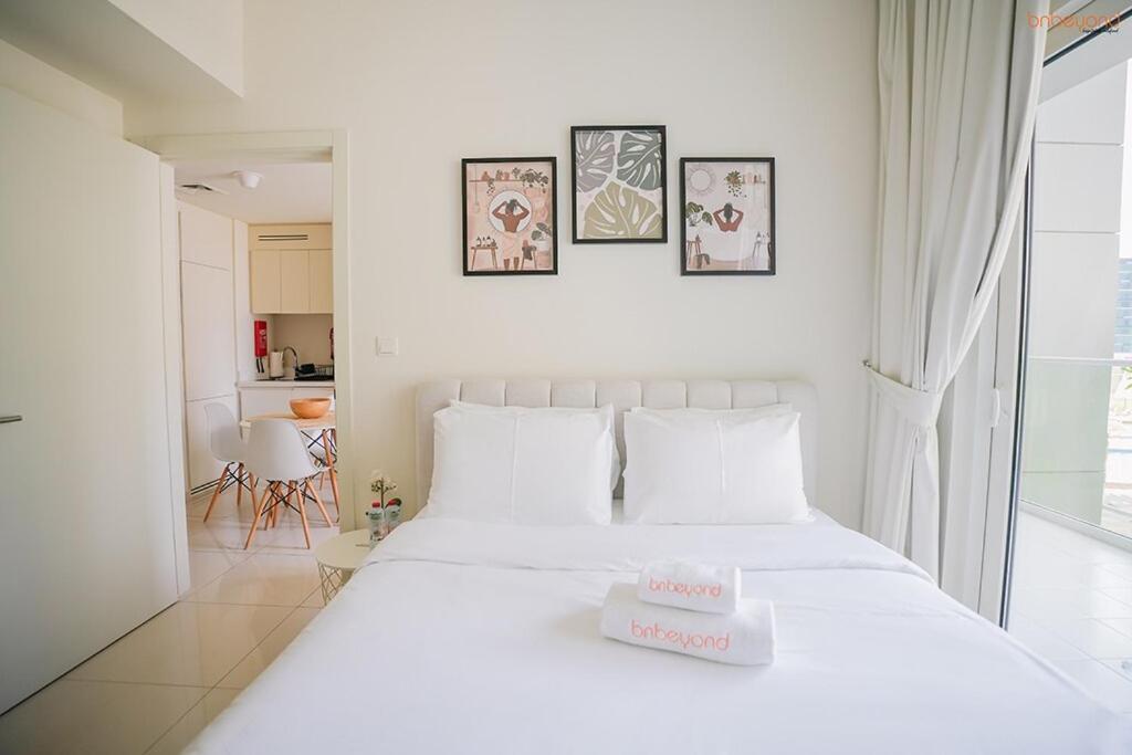 Bnbeyond's Serene Poolside Bliss Dubai