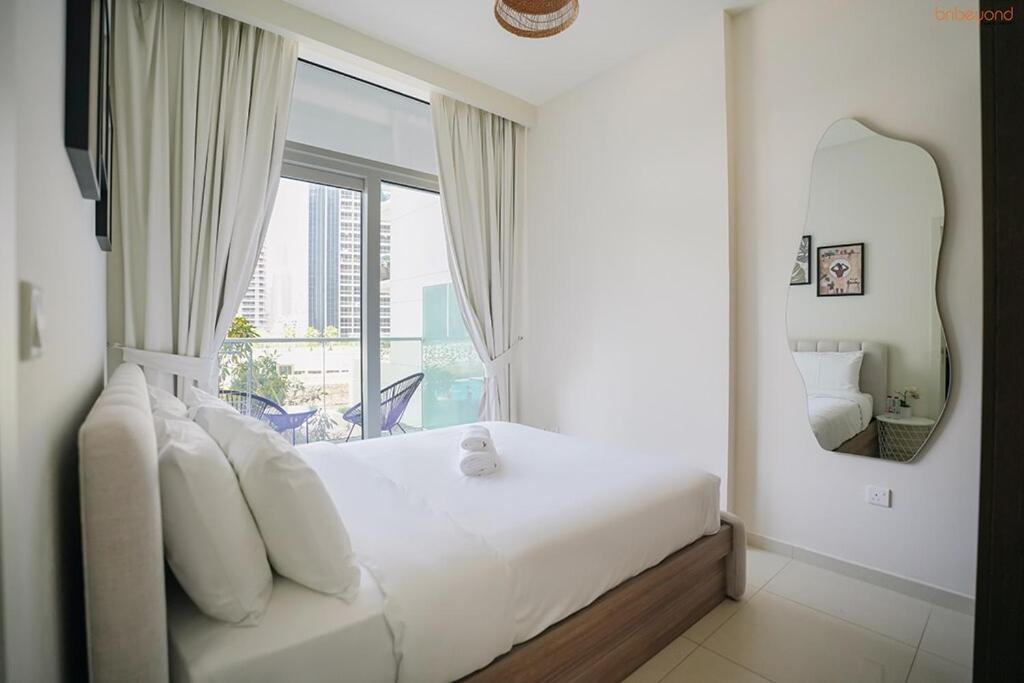 Bnbeyond's Serene Poolside Bliss Dubai