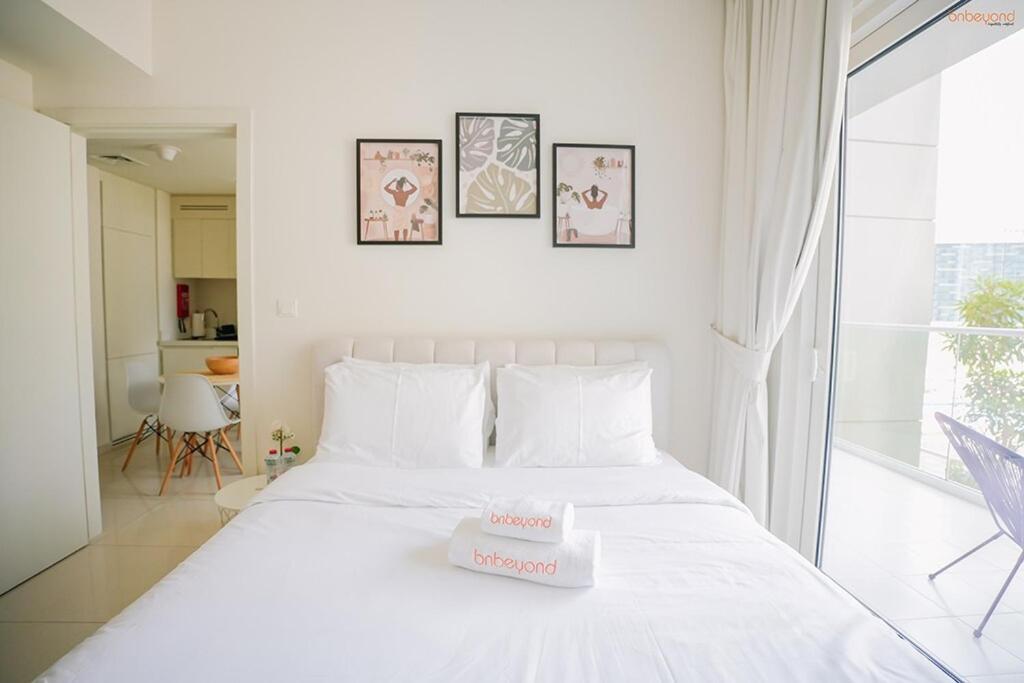 Bnbeyond's Serene Poolside Bliss Dubai