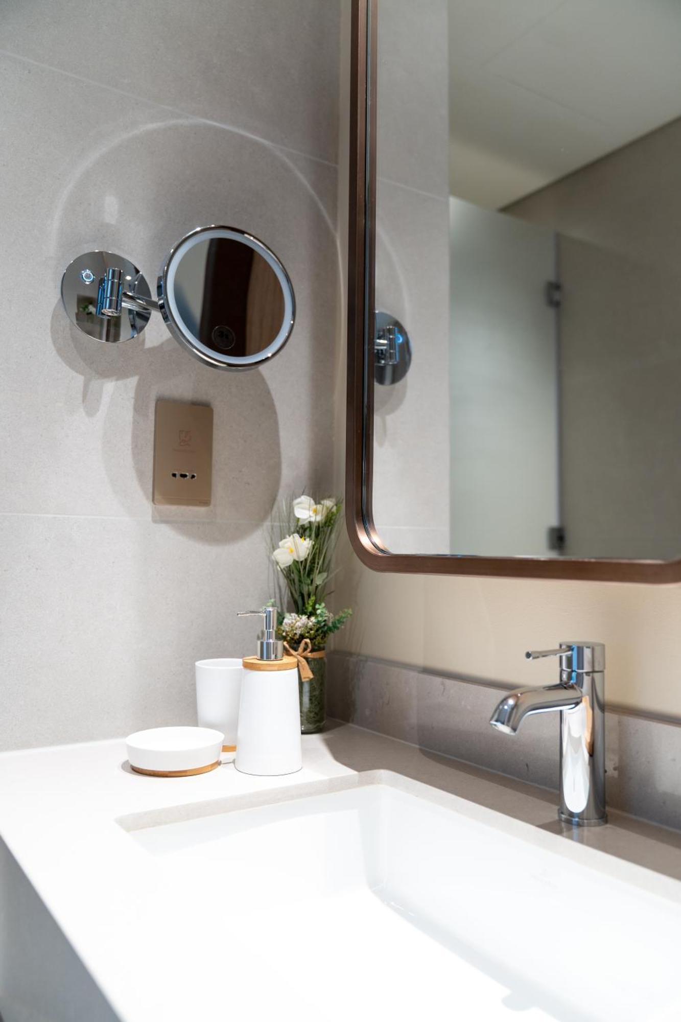 Luxurious 1br Pool With Burj Khalifa View Mall Apartment Dubai
