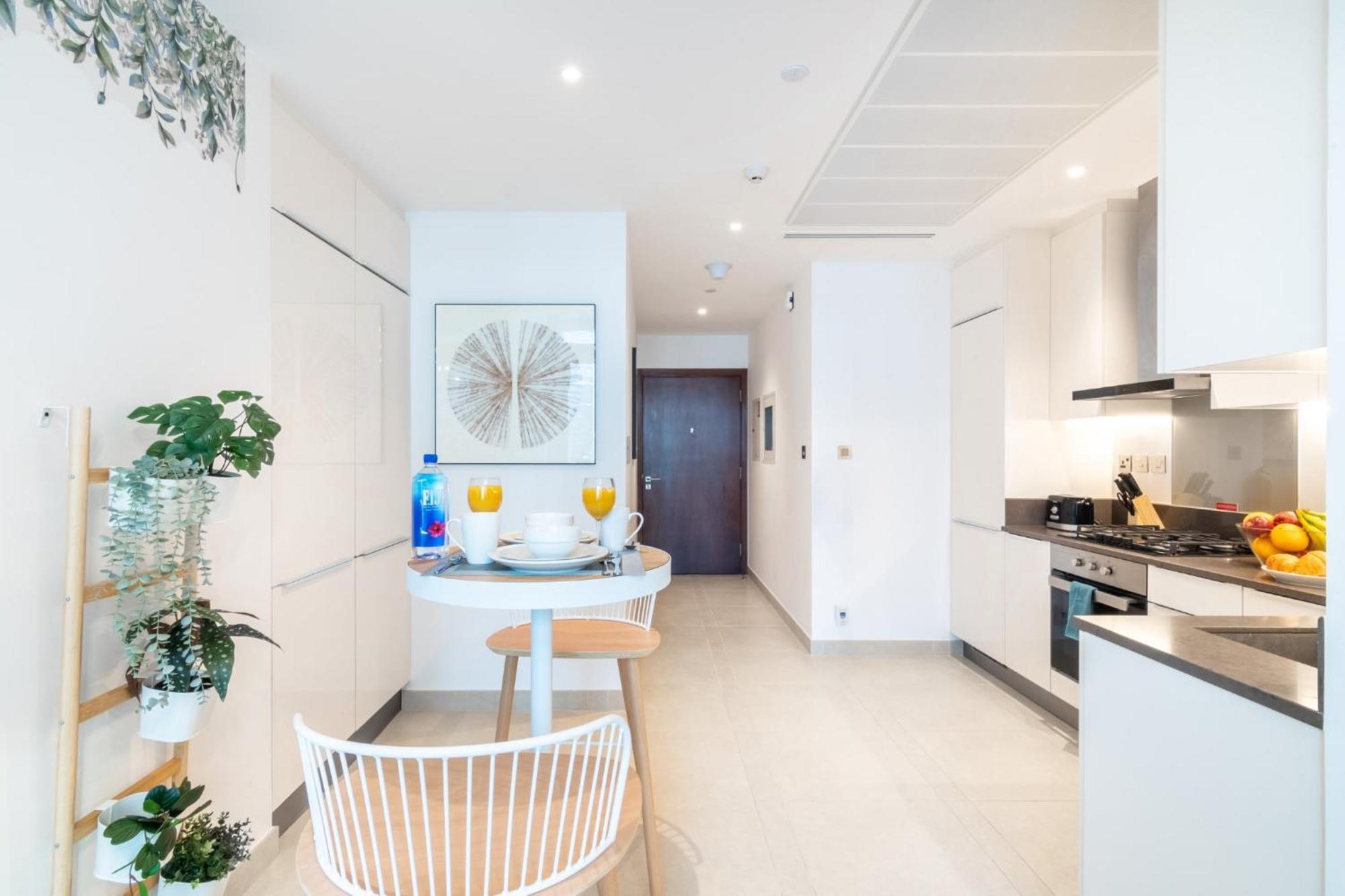 Marina Gate Cozy 1br, Pool, Gym, & Direct Marina Walk Access *