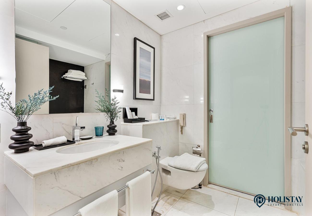 Holistay Luxury Homes - Burj Khalifa View - Direct Access Mall Apartment
