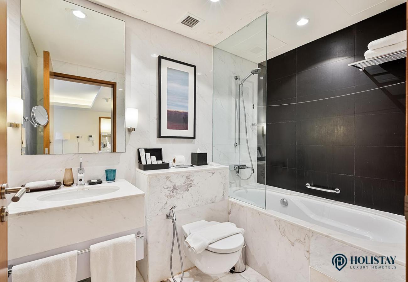 Holistay Luxury Homes - Burj Khalifa View - Direct Access Mall Apartment Dubai