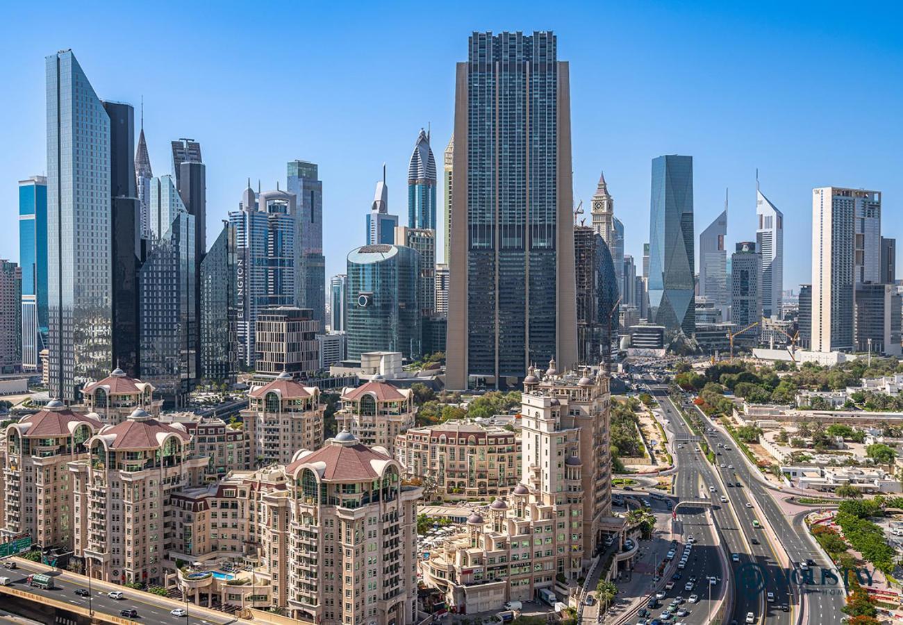 Holistay Luxury Homes - Burj Khalifa View - Direct Access Mall Apartment