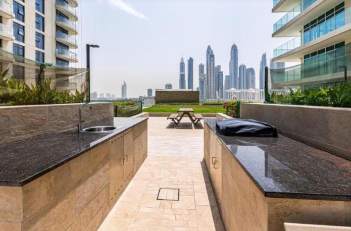 Apartment Elegant 1br With Sea View And Free Access *