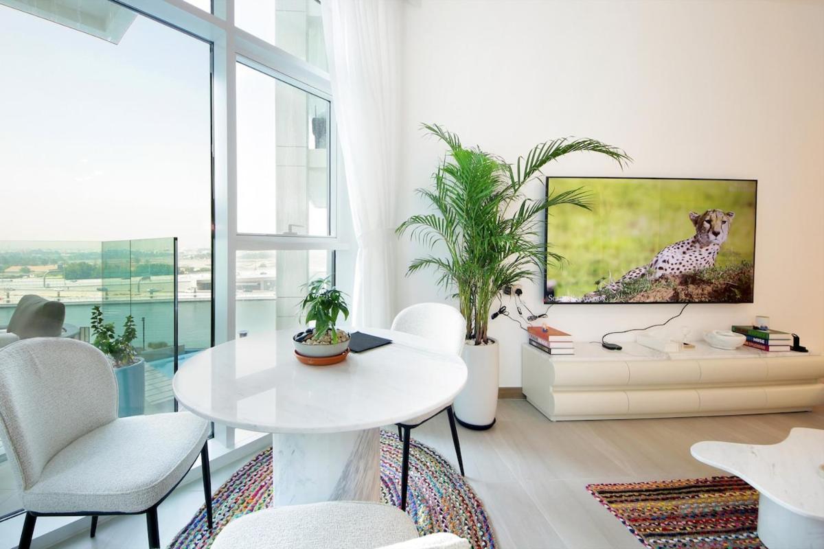 Urban Oasis 2br Retreat In With Pool View Apartment
