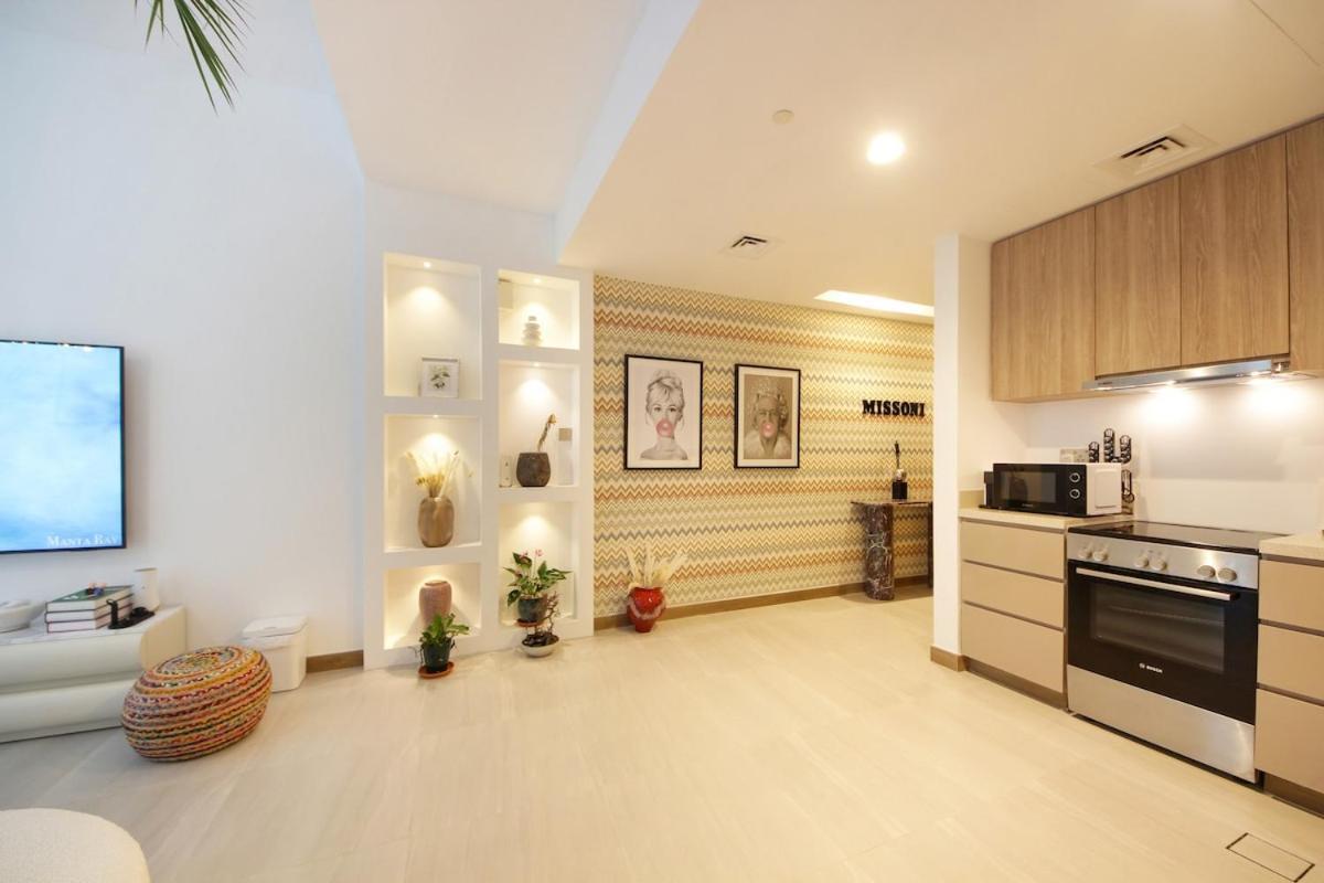 Urban Oasis 2br Retreat In With Pool View Apartment
