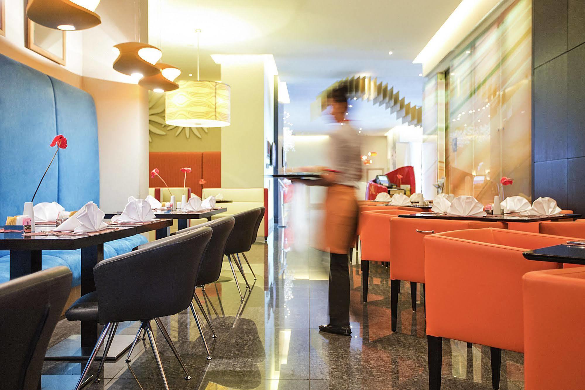Ibis Mall Avenue 3*