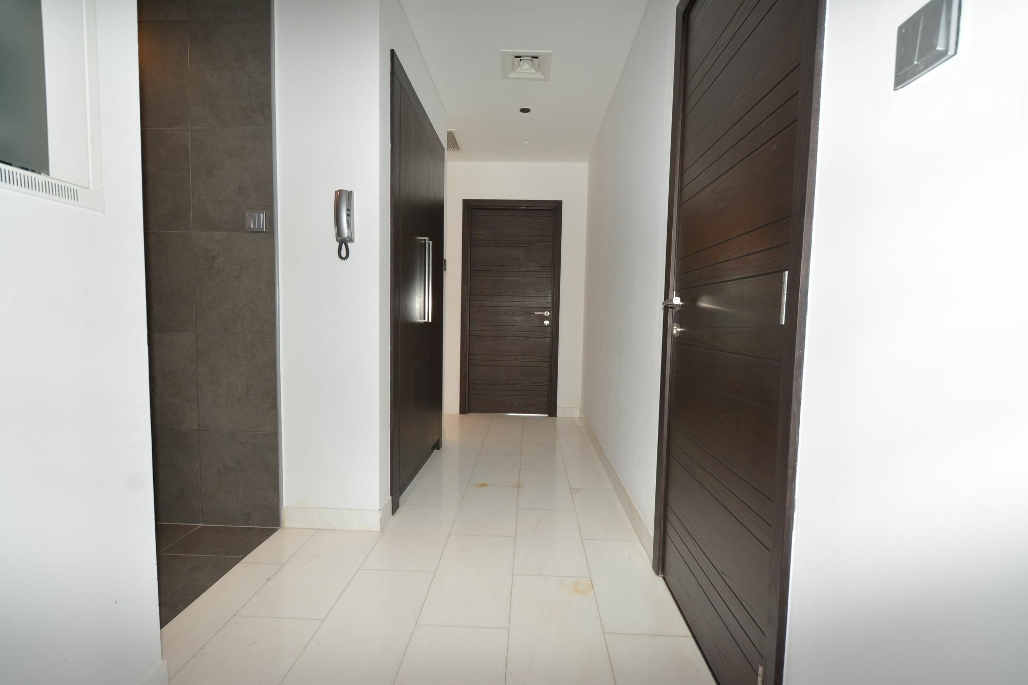 Apartment Cayan Tower By Deluxe Homes Dubai