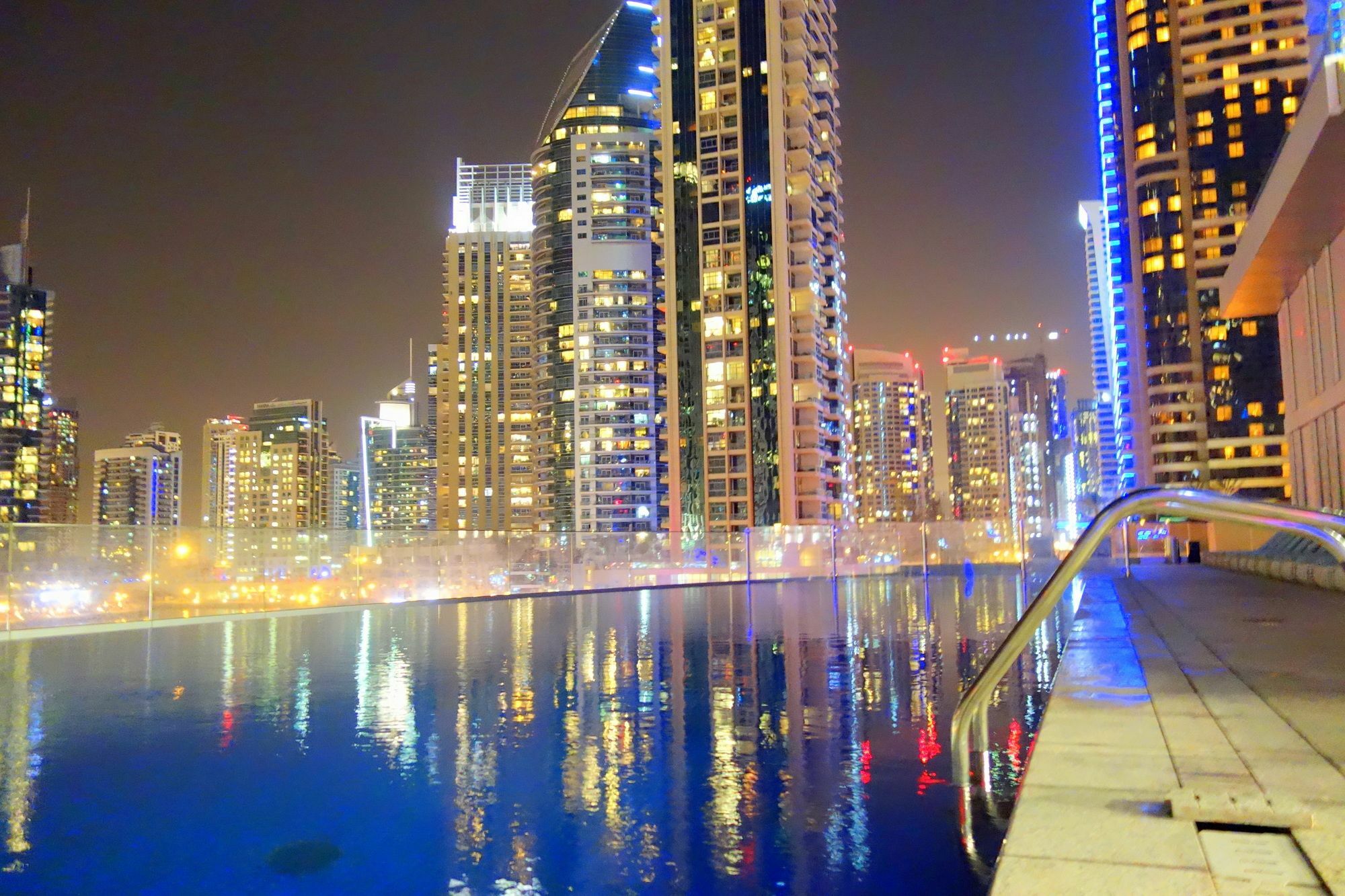 Cayan Tower By Deluxe Homes * Dubai