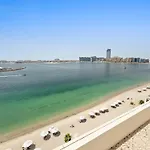 Seaside Serenity: 1-Br Apartment With Beach Access