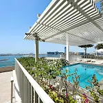 Seaside Serenity: 1-Br Apartment With Beach Access