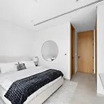 Vayk - Lovingly Styled Elegant 2 Bd Apartment In Business Bay