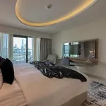 Trophy - Paramount Suites W Burj Khalifa View & Huge Balcony