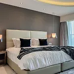 Trophy - Paramount Suites W Burj Khalifa View & Huge Balcony
