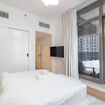 Bright And Airy 1-Bedroom Apartment Perfect For 4 In Dubai Marina