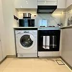Sleek 1 Bedroom Apartment Urban Escape In Jvc